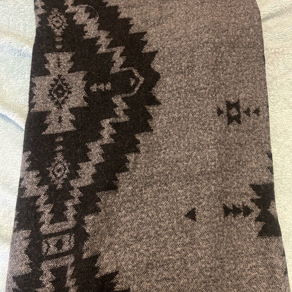 Large Square Scarf Gray Pattern - Picture 4 of 7